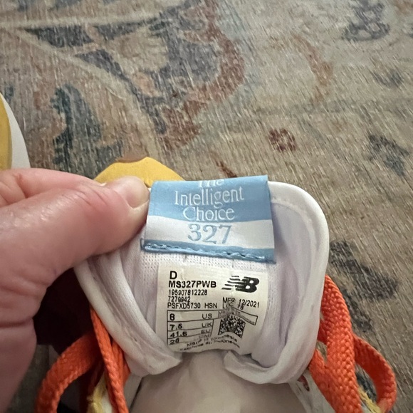 New balance 327. Unisex size 8 . Great fall colers - Picture 3 of 6